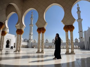 uae-abu-dhabi-woman